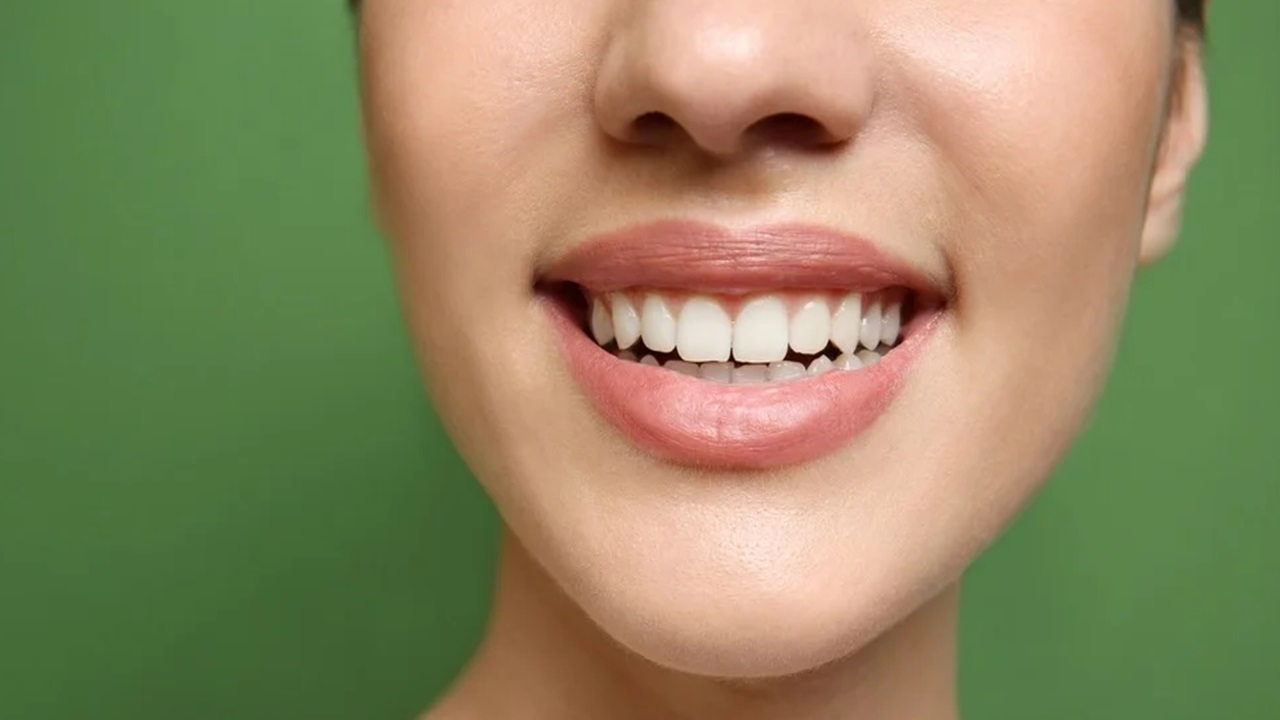 Exploring the Benefits of Dissolving Teeth Whitening Strips